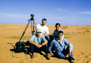 Arturo Pérez-Reverte en El Sáhara en 1991. Documento único y excluisvo cortesía de Kacho.
